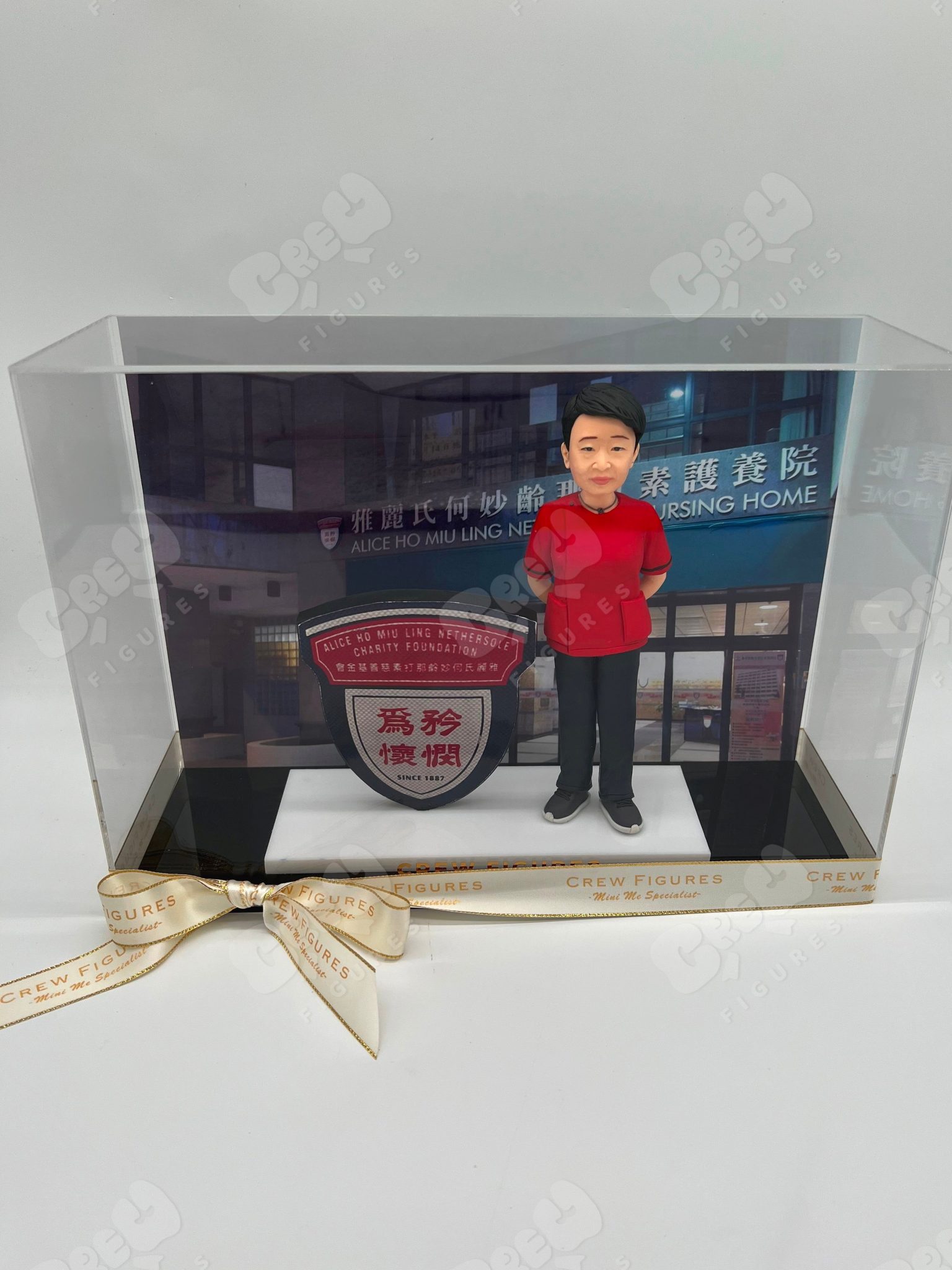 【人像公仔訂製】榮休禮物/退休禮物首選:公司Logo四方背景盒|客製化人像公仔送老闆、上司離職禮物推薦 - Crew Figures