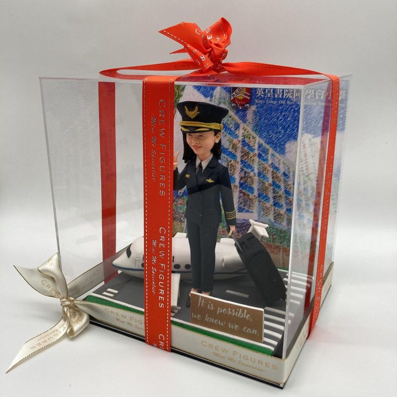 【英皇書院同學會小學校長機師人像公仔】專業機長制服與校園跑道情境展示盒客製化擺設 / King's College Old Boys' Asso PS Pilot Figurine Display Box