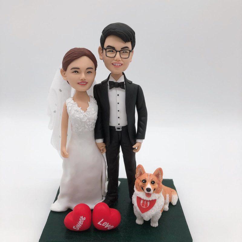 結婚禮物、結婚公仔【愛寵陪伴新婚人像公仔】夫婦與毛孩造型 / 婚禮場景還原 / 新婚與週年紀念首選 Pet & Love Wedding Figurine