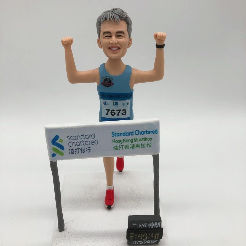 【渣打香港馬拉松馬拉松選手人像公仔】衝線姿態與2小時49分專屬成績計時器客製化公仔擺設 / Standard Chartered Hong Kong Marathon Runner Figurine