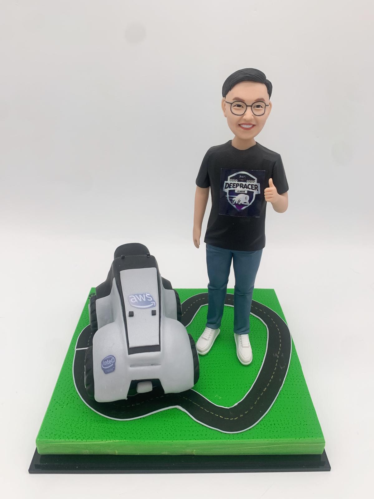 企業榮休與送禮首選【電子工程車人像公仔】賽道場景還原、公司賀禮、榮休禮物 Amazon Express