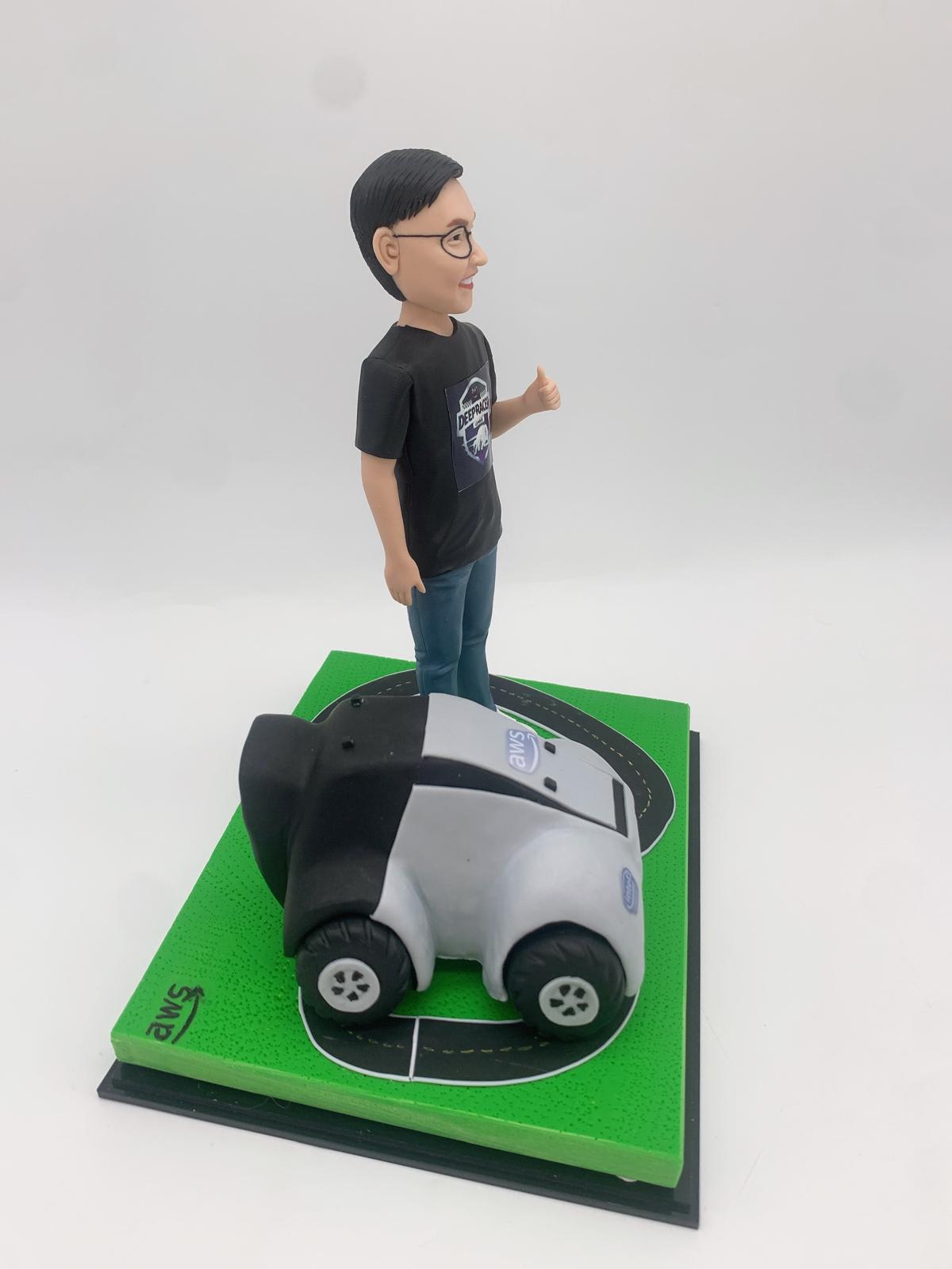 企業榮休與送禮首選【電子工程車人像公仔】賽道場景還原、公司賀禮、榮休禮物 Amazon Express - Image 3