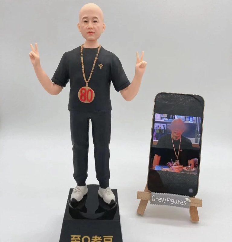男士禮物、客製化禮物【獎盃人像公仔】 (真人神還原 / 水晶底座 / 免費專屬刻字) Trophy Figurine