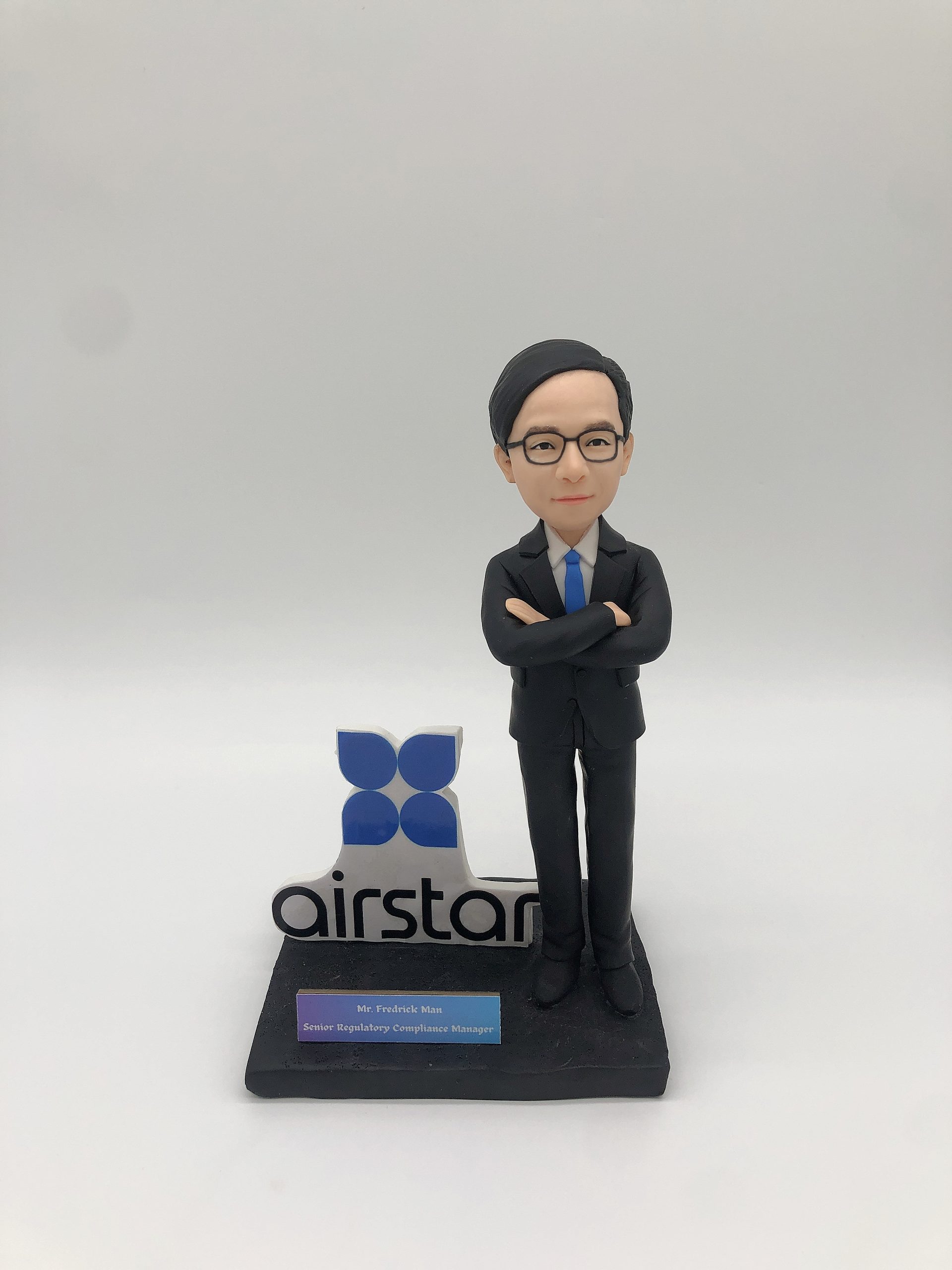 【Airstar高級法規合規經理人像公仔】專業西裝與專屬展示盒客製化公仔擺設 / Airstar Senior Regulatory Compliance Manager Figurine - Image 3
