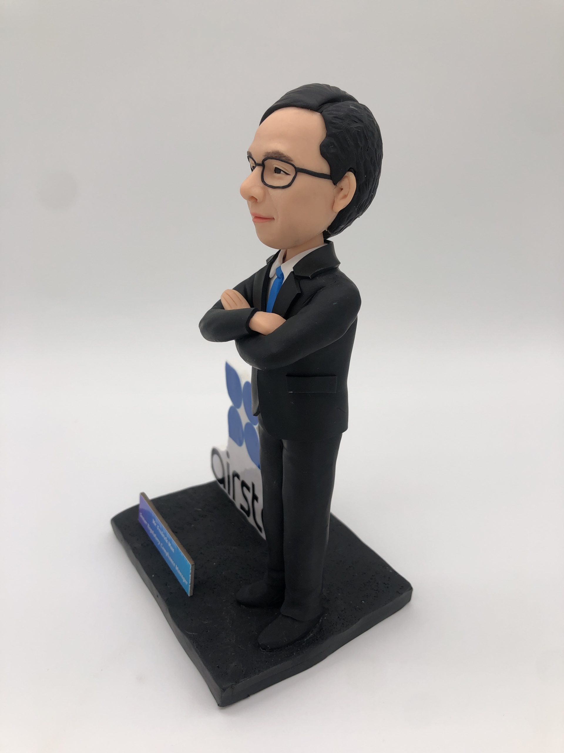 【Airstar高級法規合規經理人像公仔】專業西裝與專屬展示盒客製化公仔擺設 / Airstar Senior Regulatory Compliance Manager Figurine - Image 5
