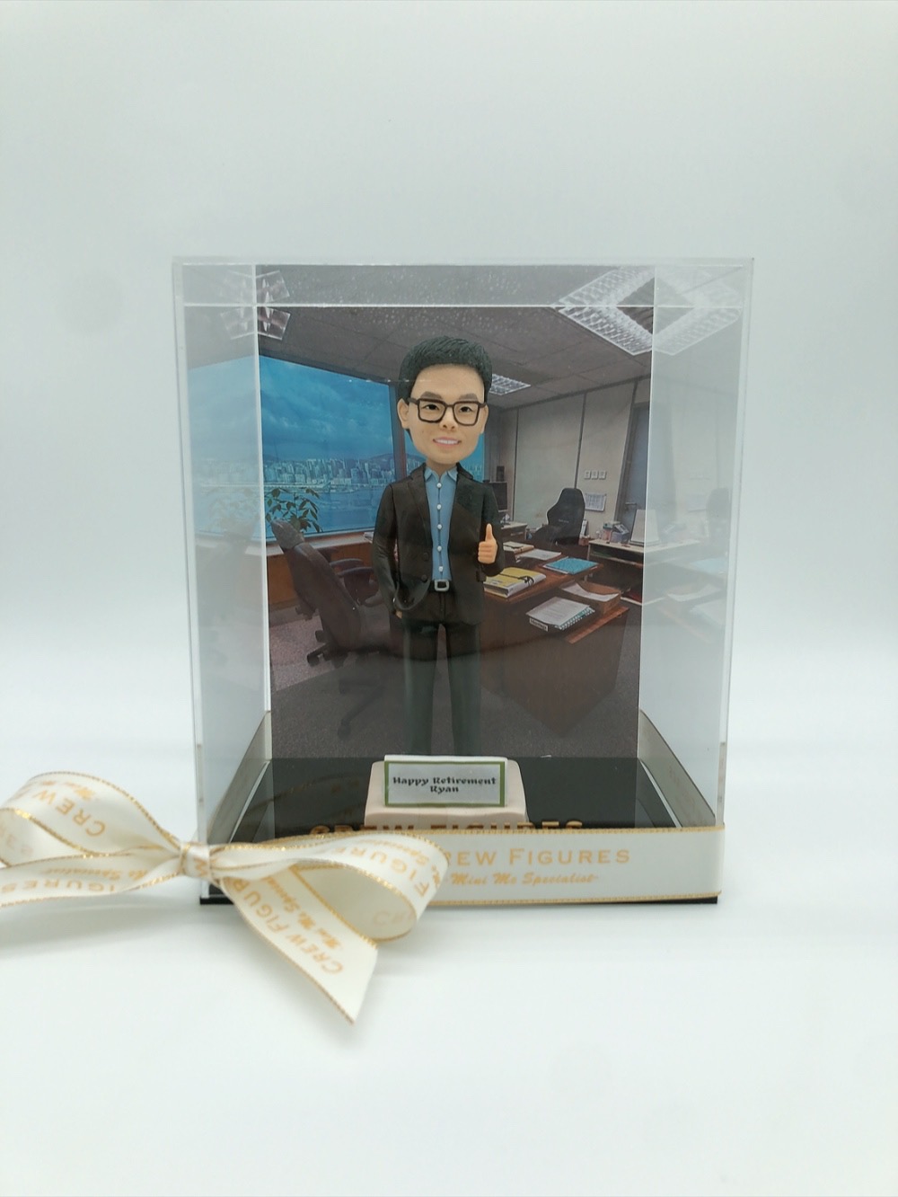 【辦公室背景人像公仔】主管退休紀念與職場客製化公仔擺設 / Office Background Figurine
