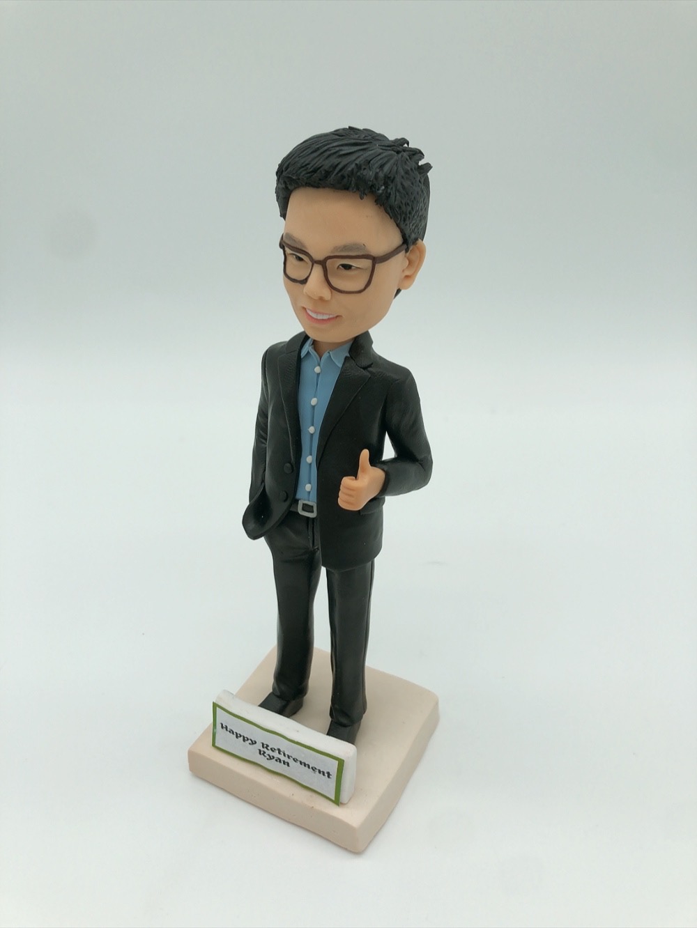 【辦公室背景人像公仔】主管退休紀念與職場客製化公仔擺設 / Office Background Figurine - Image 2
