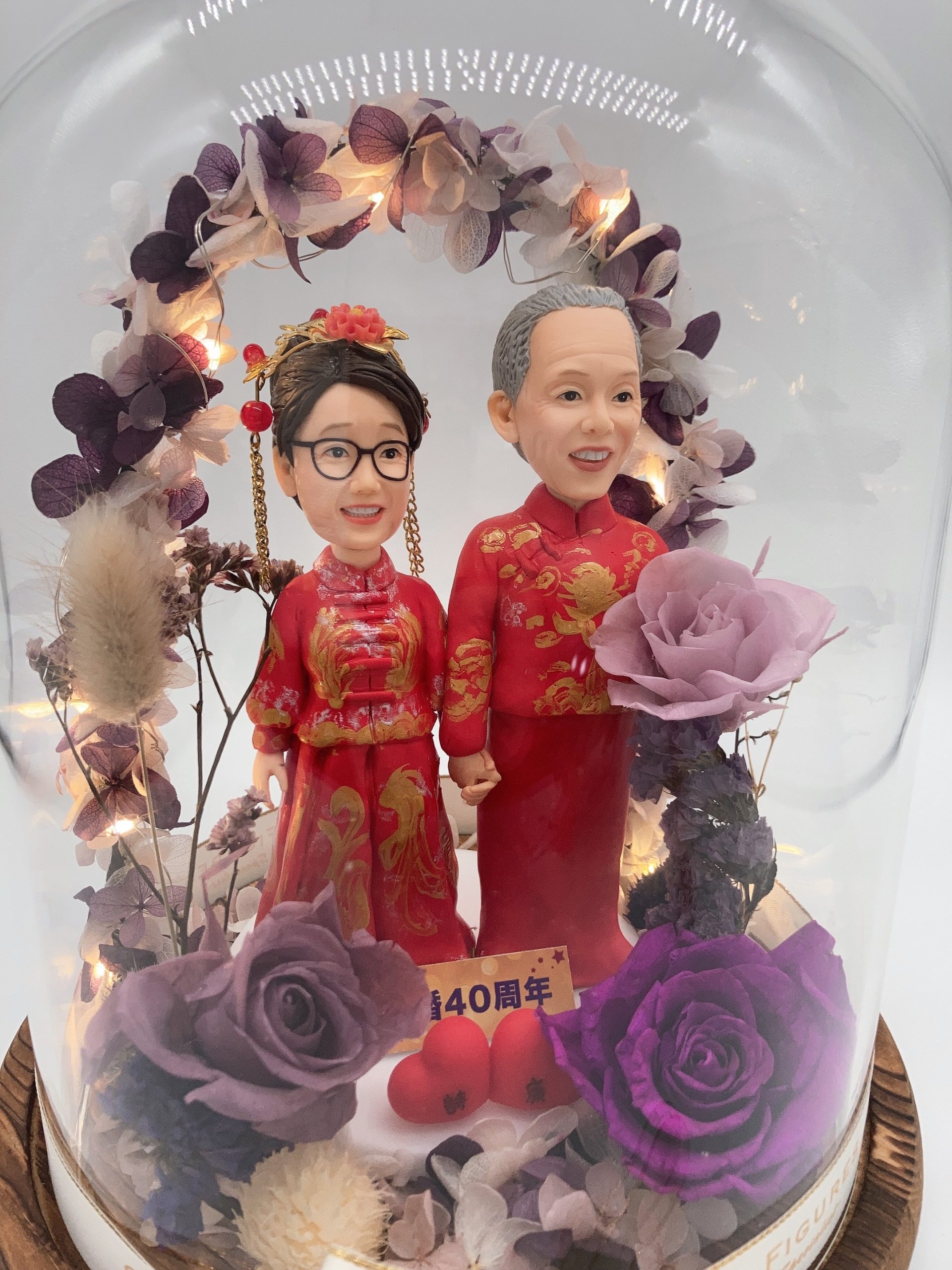 【結婚40周年永生花玻璃罩人像公仔】紅寶石婚紀念品、結婚周年禮物、長輩祝壽公仔、永生花擺設 / 40th Anniversary Preserved Flower Figurine - Image 6