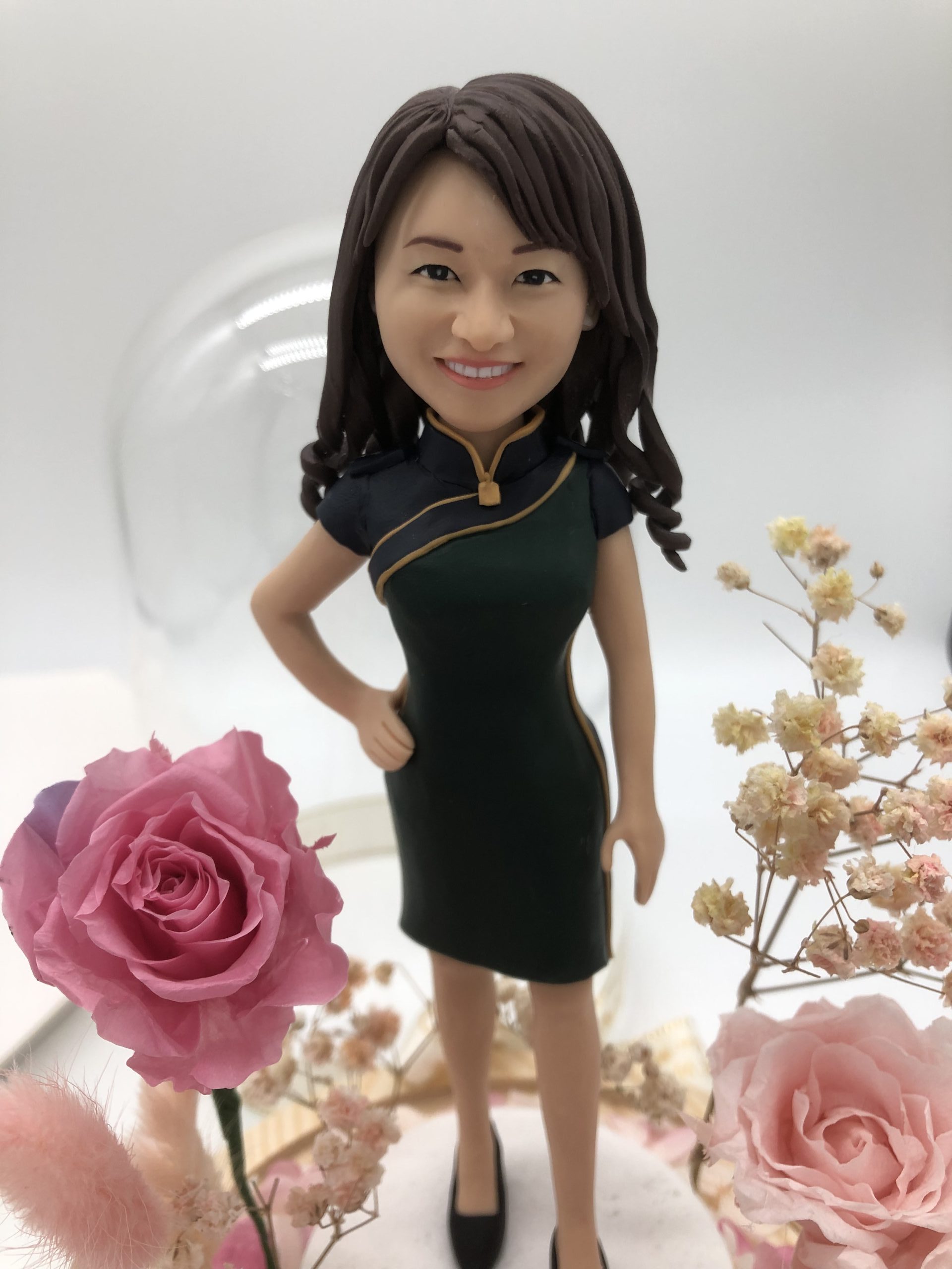 【永生花玻璃罩人像公仔】退休紀念與慶賀客製化公仔擺設 / 永生玫瑰發光玻璃罩 / Floral Glass Dome Figurine - Image 5