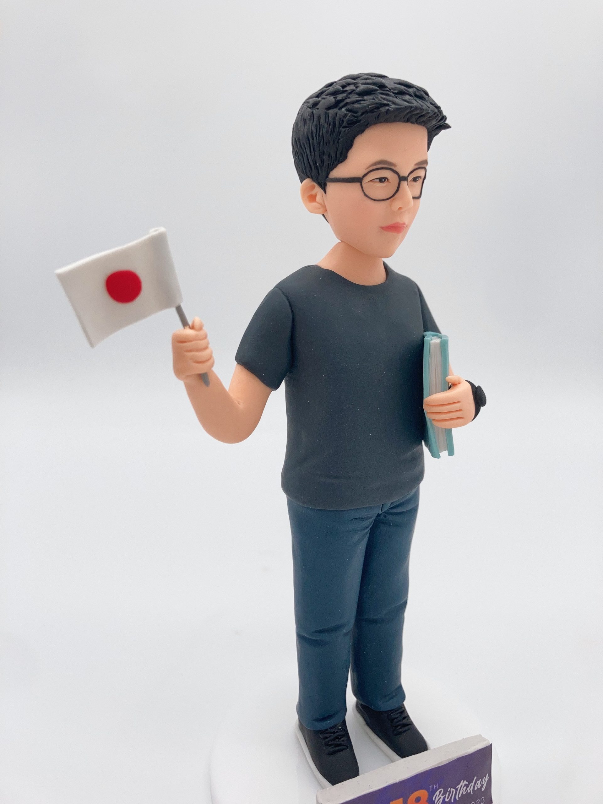 【日本旅行團領隊雙人客製化人像公仔】導遊紀念品、旅遊業同行生日禮物、手持日本國旗與麥克風真人人像公仔擺設 / Japan Tour Guide & Leader Duo Custom Figurine - Image 10