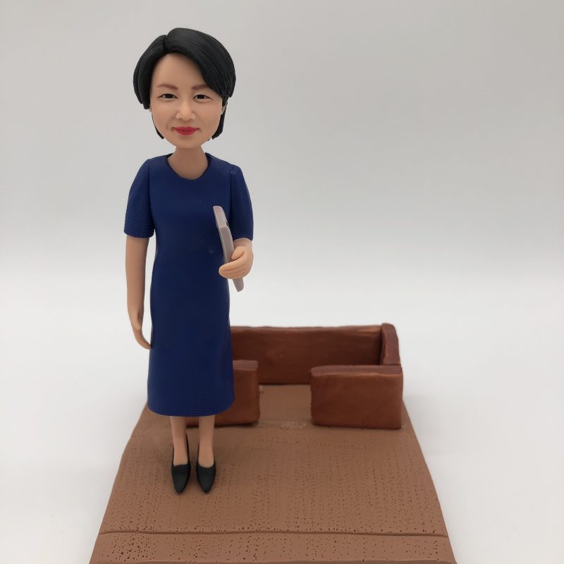 【辦公室卡片座手拿文件人像公仔】職場紀念禮物 / 專屬卡片座訂製 / 香港原創設計 Office Card Holder Figurine
