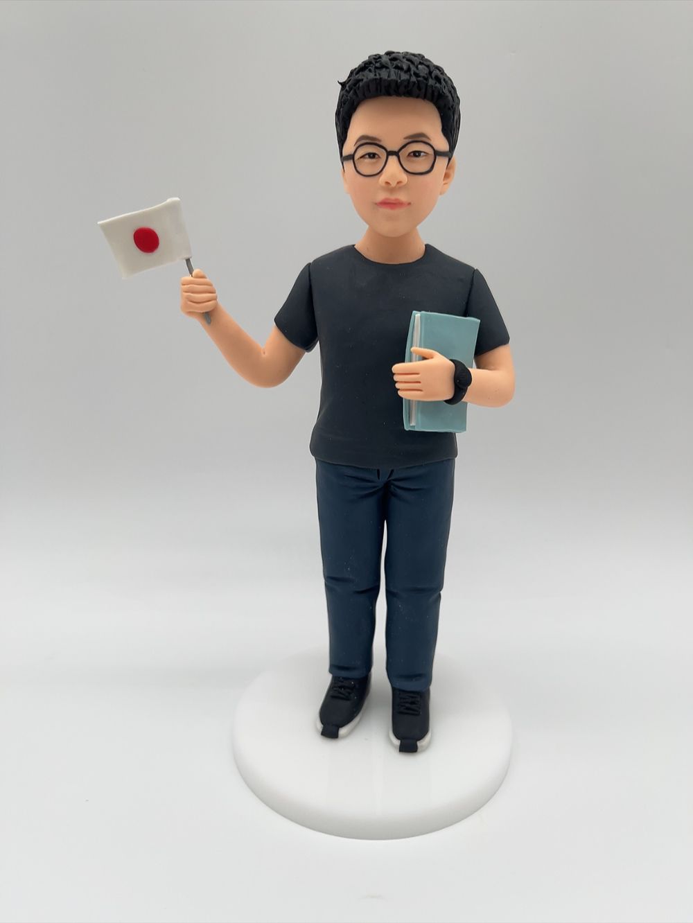 【日本旅行團領隊雙人客製化人像公仔】導遊紀念品、旅遊業同行生日禮物、手持日本國旗與麥克風真人人像公仔擺設 / Japan Tour Guide & Leader Duo Custom Figurine - Image 8