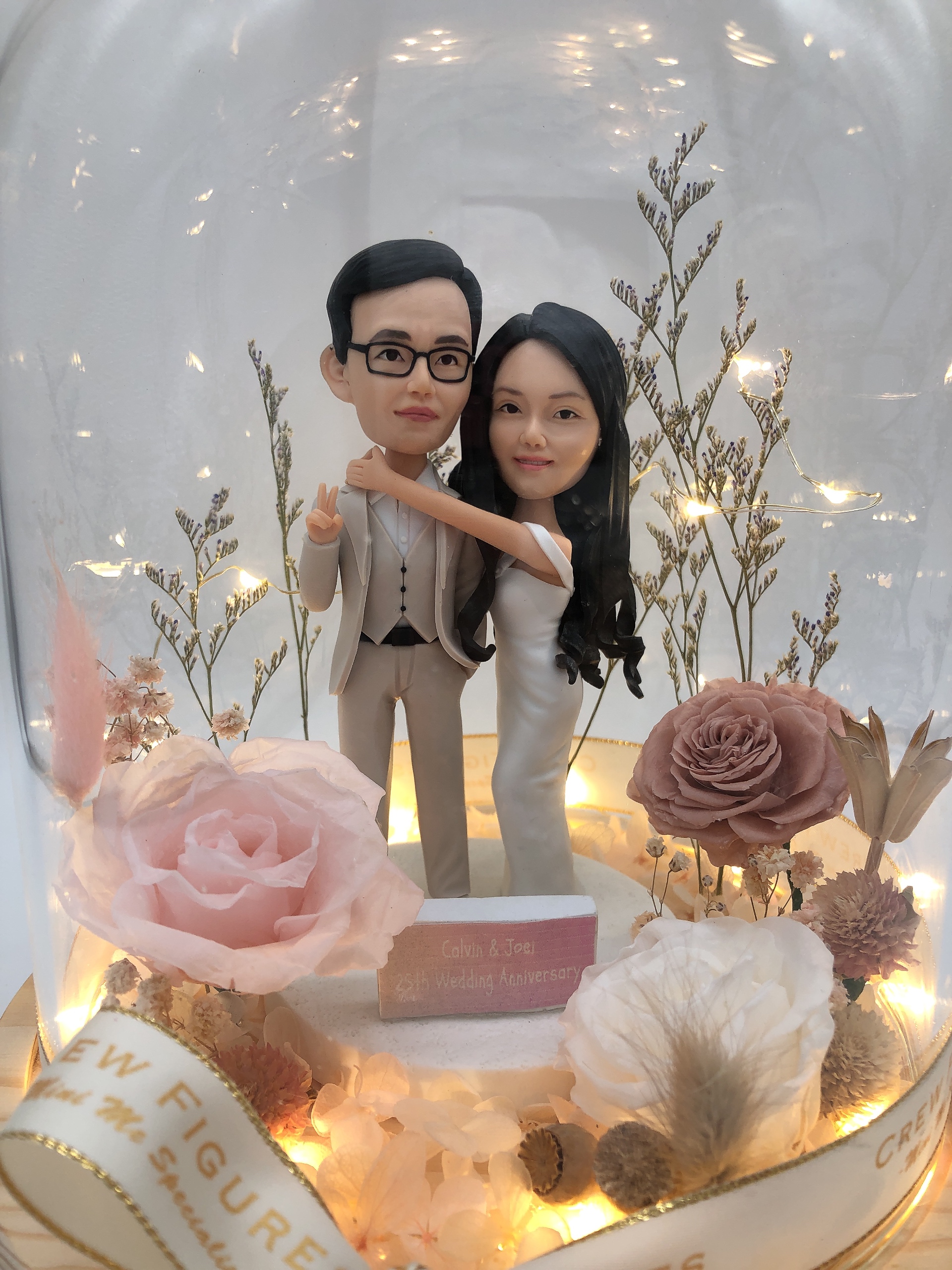 【浪漫情侶結婚周年永生花玻璃罩人像公仔】銀婚紀念禮物 / 客製化公仔訂製 / 香港原創設計 Wedding Anniversary Preserved Flower Figurine