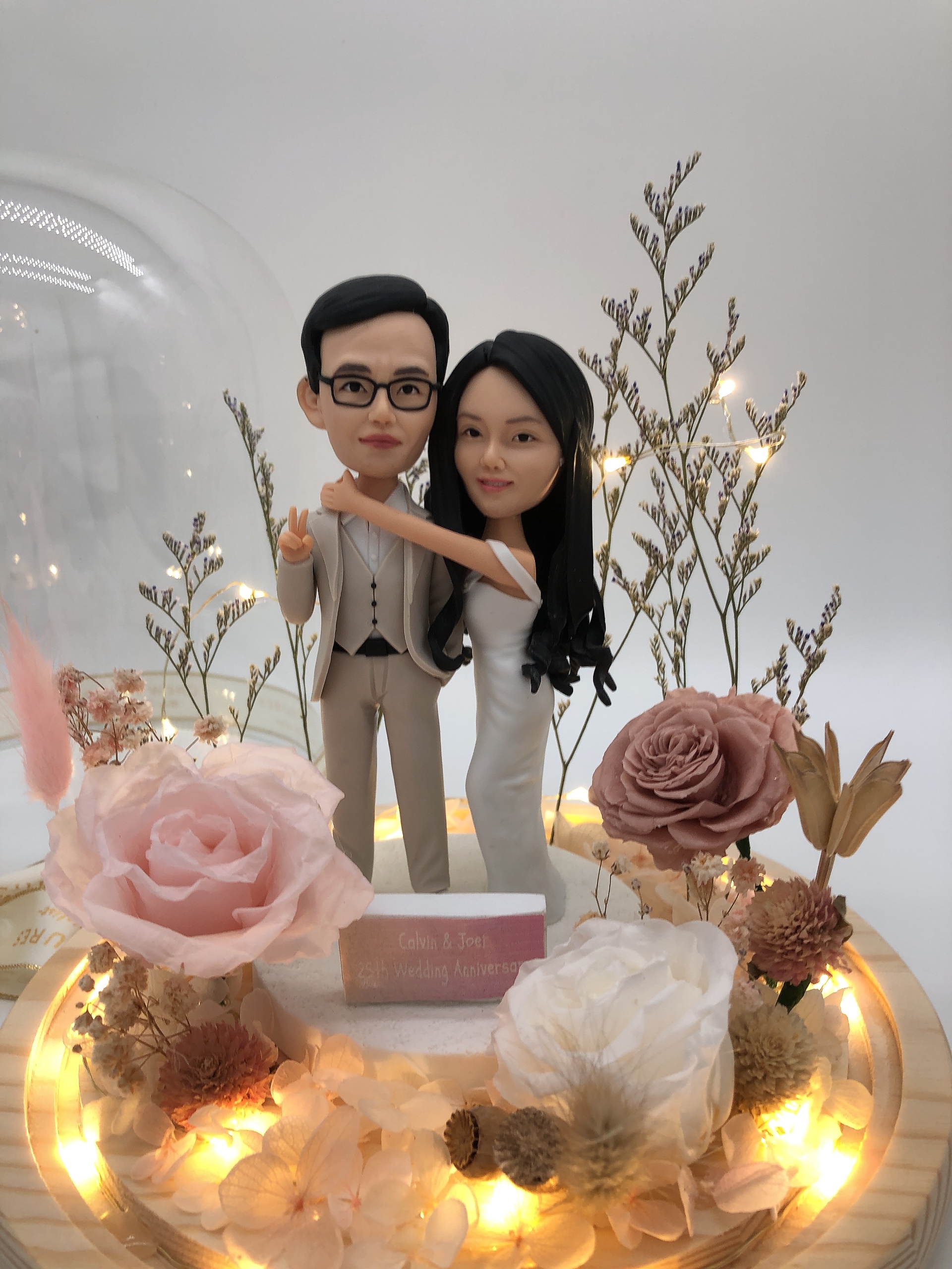 【浪漫情侶結婚周年永生花玻璃罩人像公仔】銀婚紀念禮物 / 客製化公仔訂製 / 香港原創設計 Wedding Anniversary Preserved Flower Figurine - Image 3