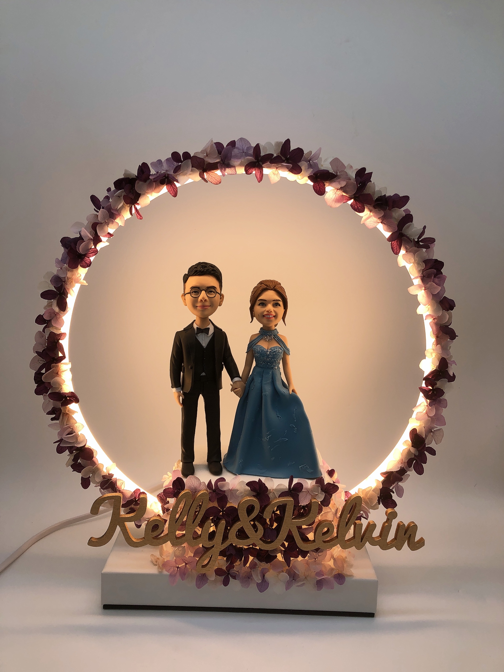 婚禮佈置、婚禮禮物【真人版人像公仔婚禮花圈LED燈】婚禮佈置 / 簽名字牌 / 國際電壓支援 Lighted Wreath - Image 5