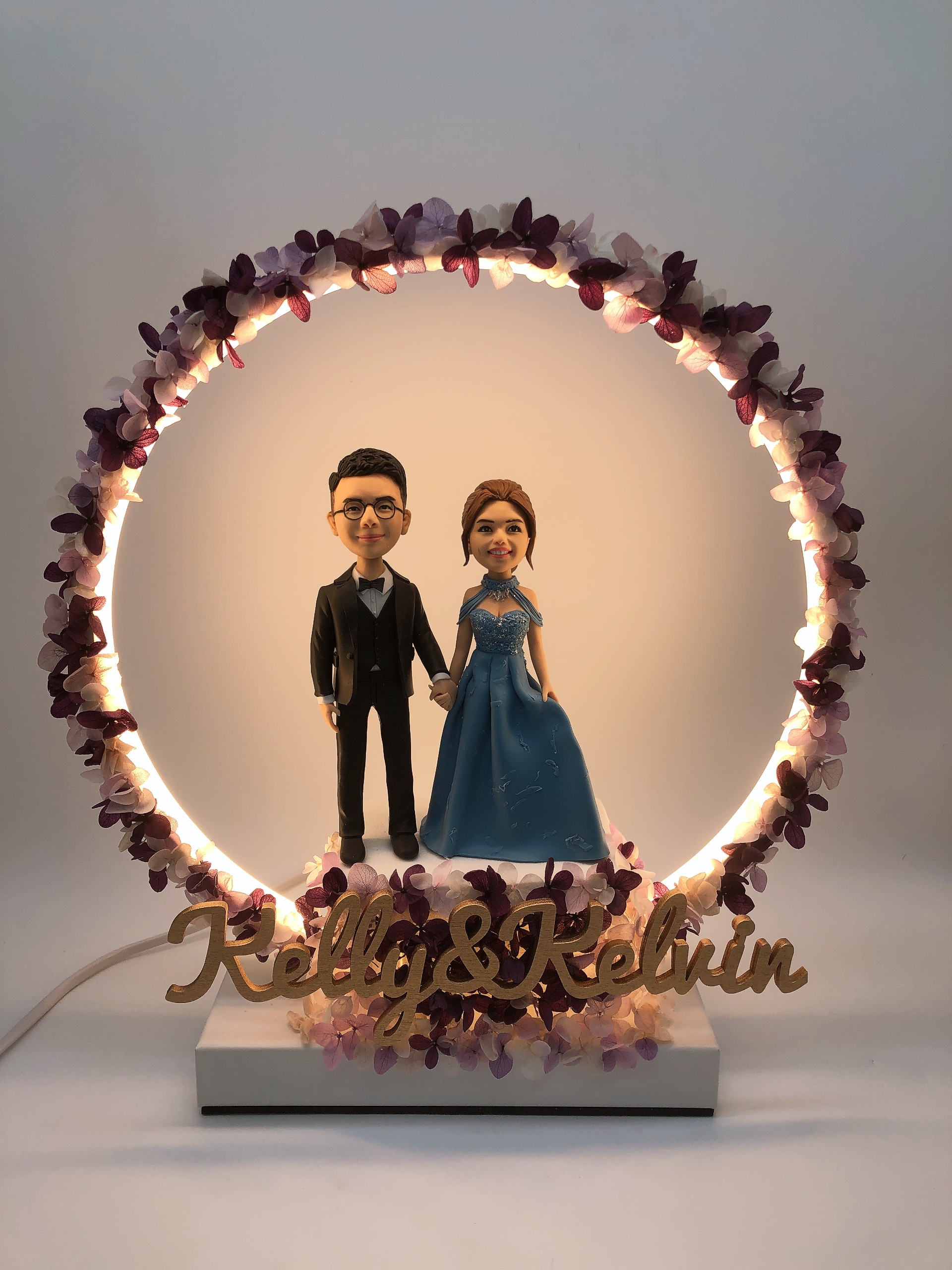 婚禮佈置、婚禮禮物【真人版人像公仔婚禮花圈LED燈】婚禮佈置 / 簽名字牌 / 國際電壓支援 Lighted Wreath - Image 2