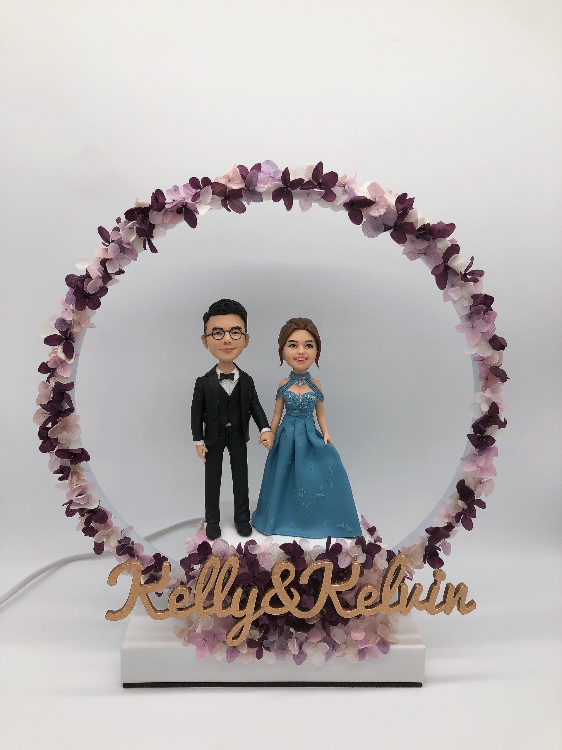 婚禮佈置、婚禮禮物【真人版人像公仔婚禮花圈LED燈】婚禮佈置 / 簽名字牌 / 國際電壓支援 Lighted Wreath