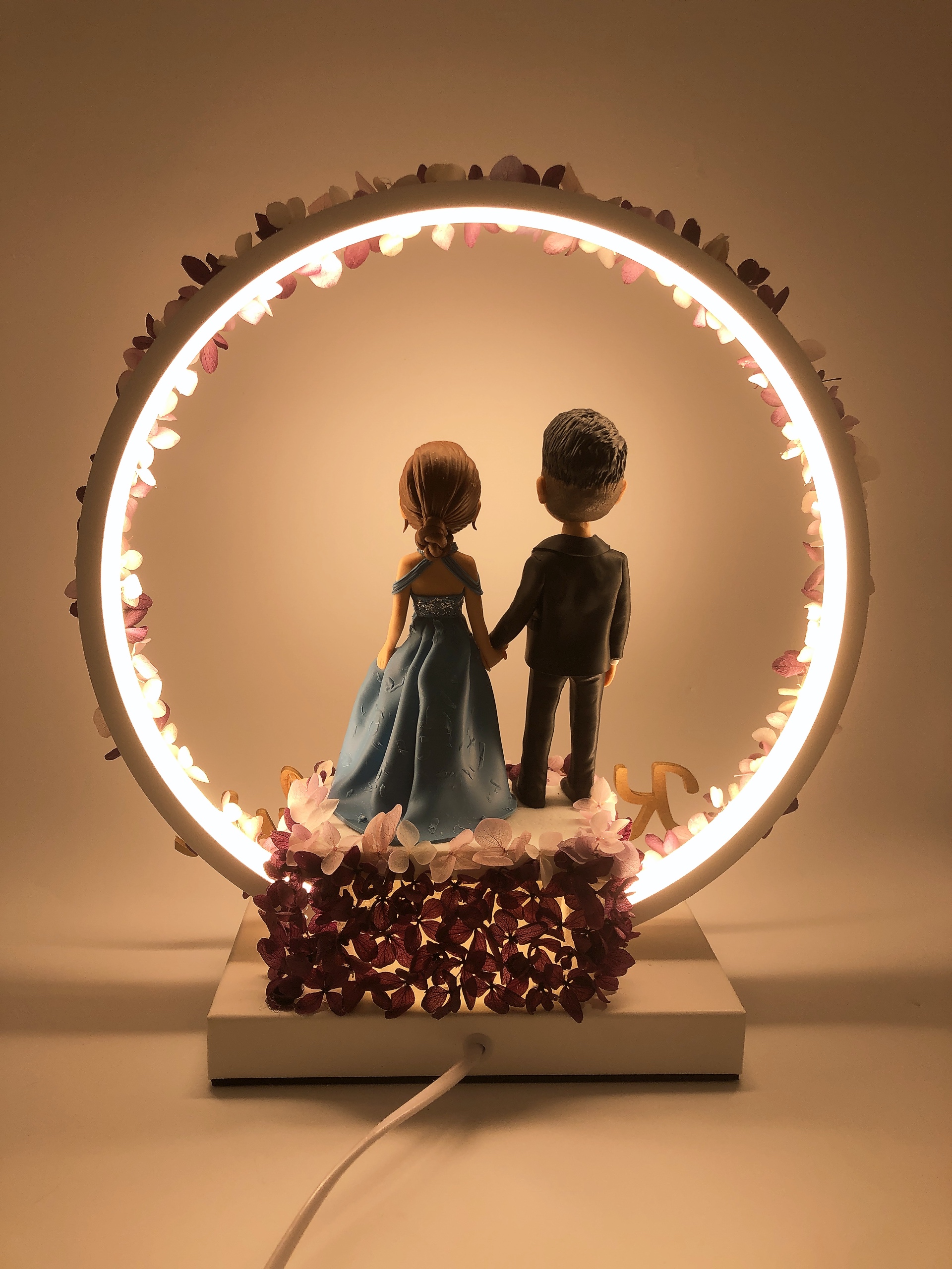 婚禮佈置、婚禮禮物【真人版人像公仔婚禮花圈LED燈】婚禮佈置 / 簽名字牌 / 國際電壓支援 Lighted Wreath - Image 4