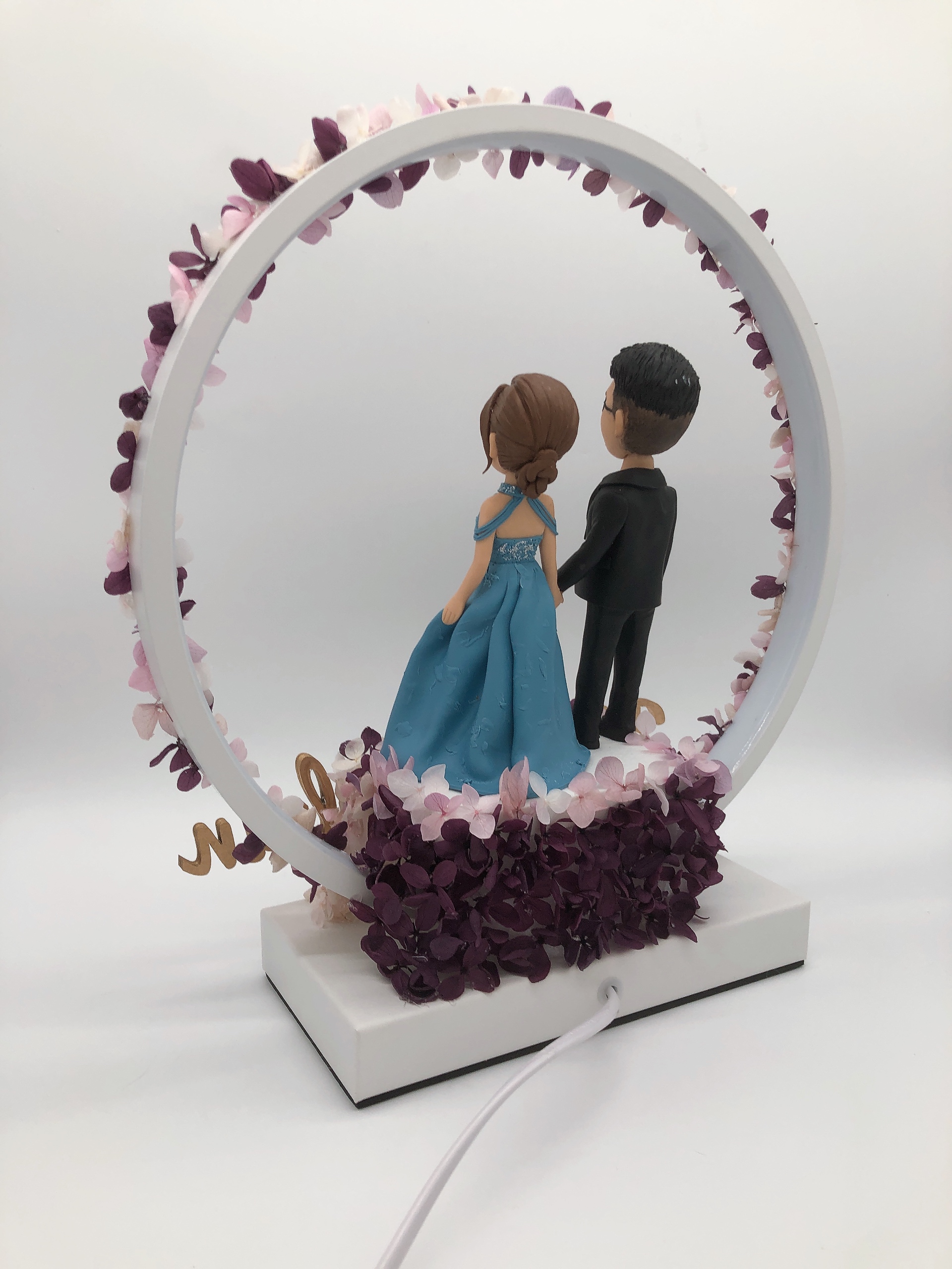 婚禮佈置、婚禮禮物【真人版人像公仔婚禮花圈LED燈】婚禮佈置 / 簽名字牌 / 國際電壓支援 Lighted Wreath - Image 3