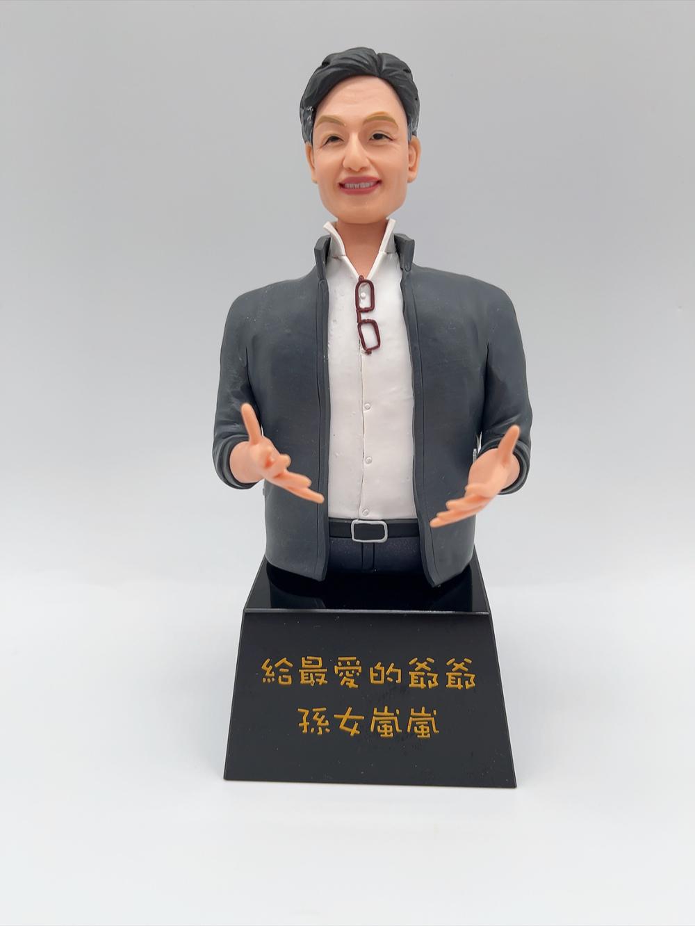 【給最愛的爺爺客製化半身公仔】孫女送禮、爺爺生日禮物、父親節禮物、真人人像公仔、專屬文字底座擺設 / Custom Grandfather Bust Figurine Gift - Image 6
