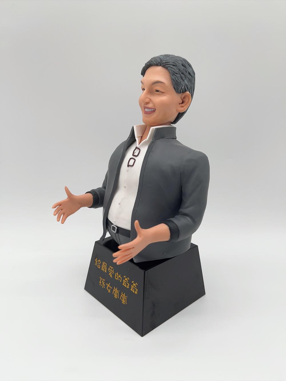 【給最愛的爺爺客製化半身公仔】孫女送禮、爺爺生日禮物、父親節禮物、真人人像公仔、專屬文字底座擺設 / Custom Grandfather Bust Figurine Gift - Image 4