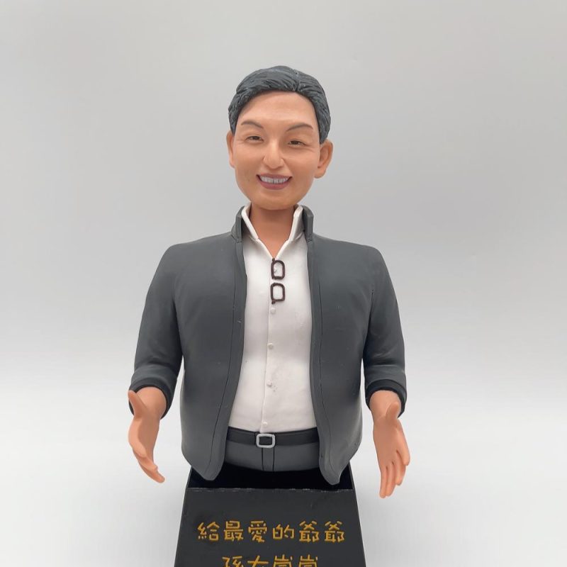 【給最愛的爺爺客製化半身公仔】孫女送禮、爺爺生日禮物、父親節禮物、真人人像公仔、專屬文字底座擺設 / Custom Grandfather Bust Figurine Gift