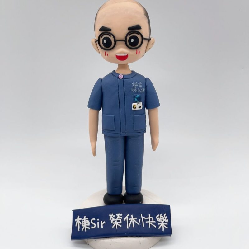 【男護士榮休Q版人像公仔】護士長榮休紀念品、醫護人員退休祝賀禮物、深藍色護士制服與專屬銘牌真人人像公仔擺設 / Male Nurse Retirement Q-Version Custom Figurine