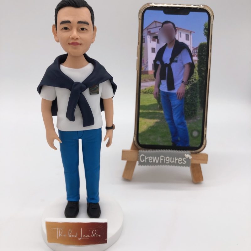 【最佳領袖休閒男士人像公仔】白Tee披肩深色冷衫與專屬名牌客製化公仔擺設 / The Best Leader Casual Man Figurine