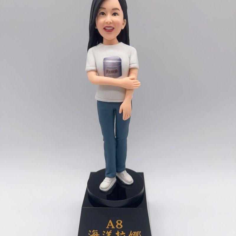 La Mer 美容顧問品牌人像公仔訂造・職員紀念禮物推薦【牛仔褲休閒造型公仔】香港美妝護膚品牌紀念品 / 專櫃銷售成就致敬禮物 La Mer Skincare Beauty Advisor Custom Figurine
