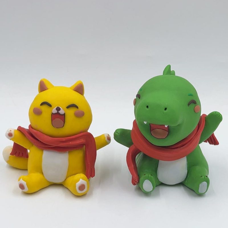 可愛動物公仔訂造・療癒系寵物與角色紀念禮物推薦【黃色小貓與綠色恐龍圍巾造型模型擺設】香港客製化公仔 / 友情送禮 / 情侶公仔擺件 Cute Animal & Dinosaur Custom Figurine