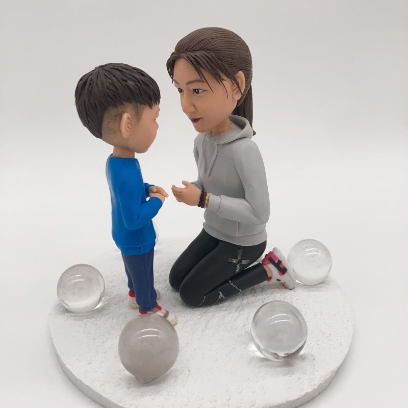 【白水晶球陪伴 · 媽媽與兒子親密互動 Q版人像公仔】親子溫馨紀念擺設 Family Figurine