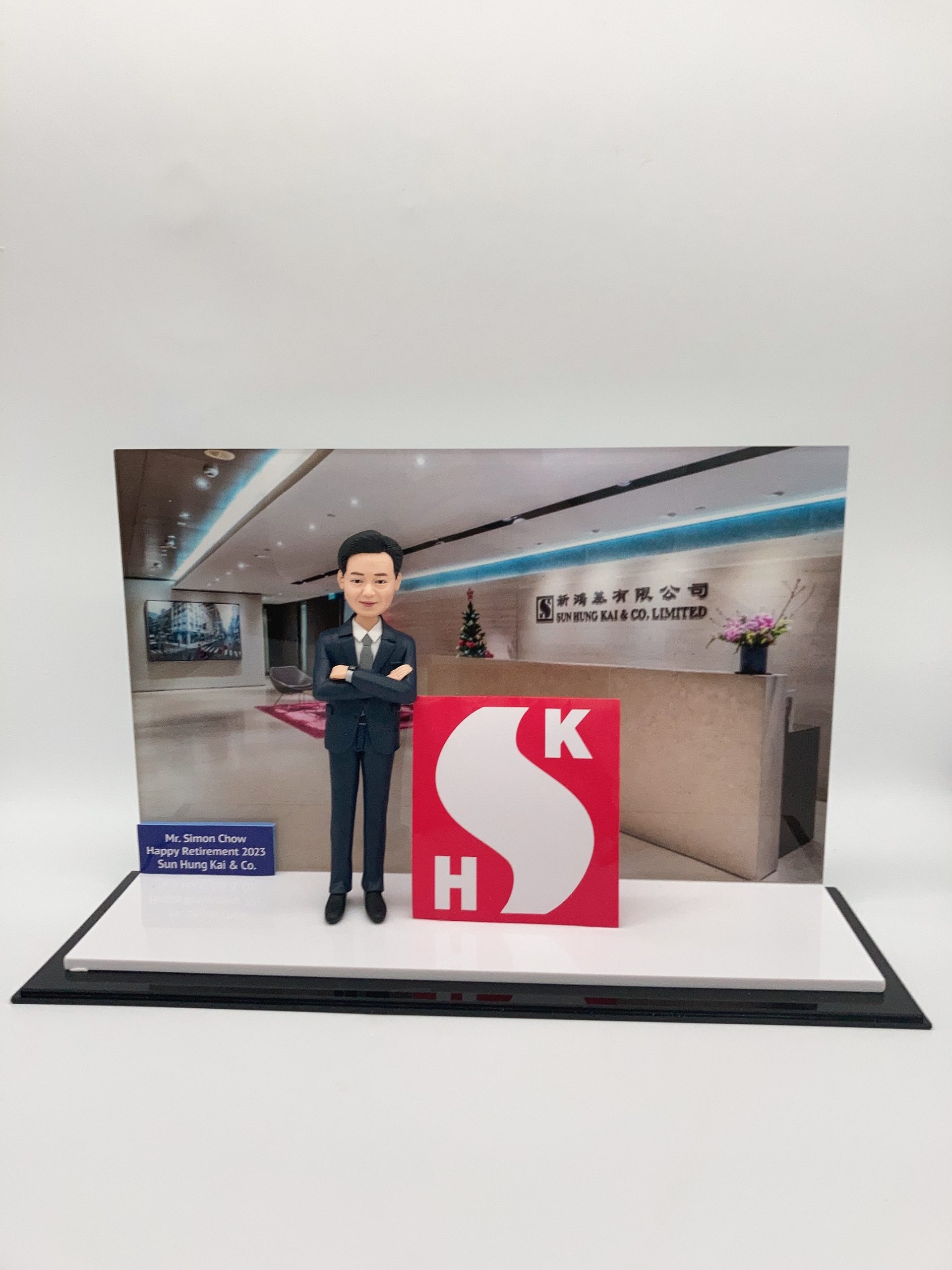 【榮休禮物推薦】新鴻基有限公司榮休紀念與企業辦公室場景展示盒 SHK Retirement Figurine - Image 3
