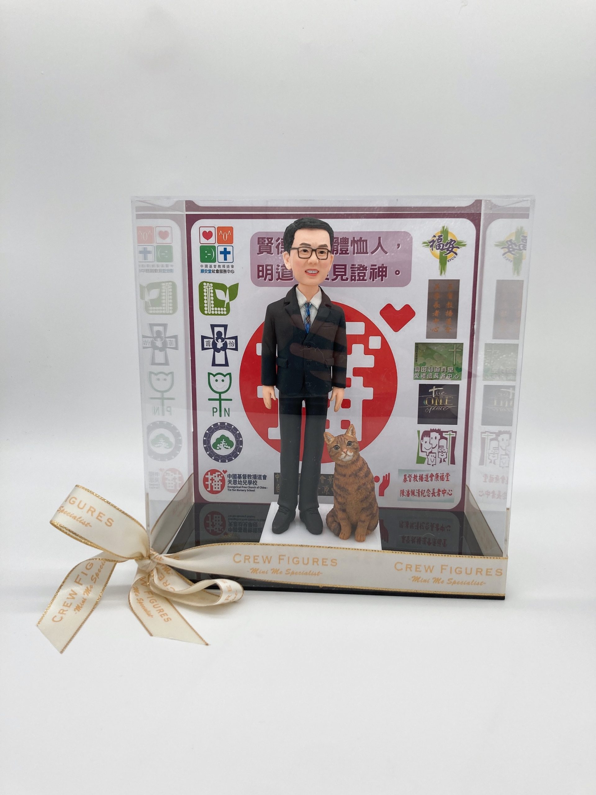 香港牧師傳道人離職榮休人像公仔訂造・教會同工致敬紀念禮物推薦【宗教主題透明展示盒擺設】香港教會紀念品 / 牧者榮休致謝禮物 Pastor Church Leader Farewell Custom Figurine
