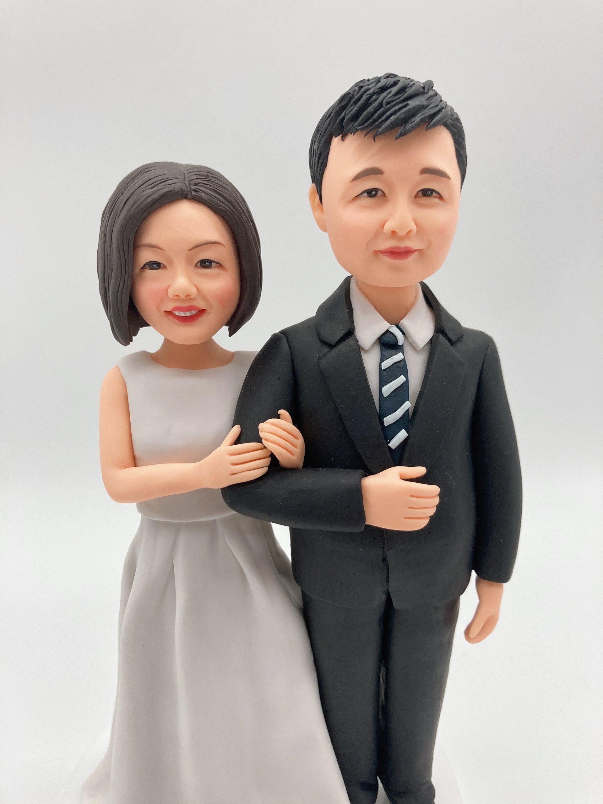 玻璃罩新人人像公仔訂造・婚禮紀念禮物推薦【新人西裝與晚禮服造型人像公仔永生花燈光玻璃罩擺設】香港新人結婚紀念品 / 婚宴送禮禮物 Wedding Custom Figurine - Image 9