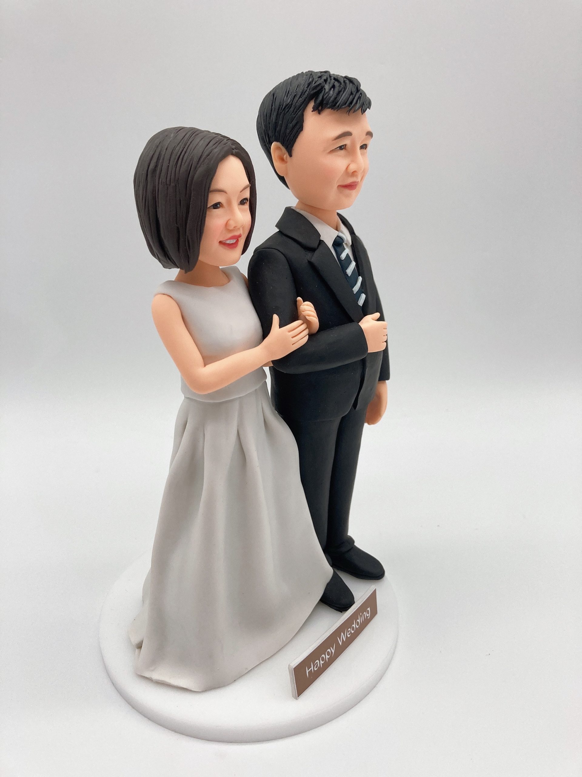 玻璃罩新人人像公仔訂造・婚禮紀念禮物推薦【新人西裝與晚禮服造型人像公仔永生花燈光玻璃罩擺設】香港新人結婚紀念品 / 婚宴送禮禮物 Wedding Custom Figurine - Image 10