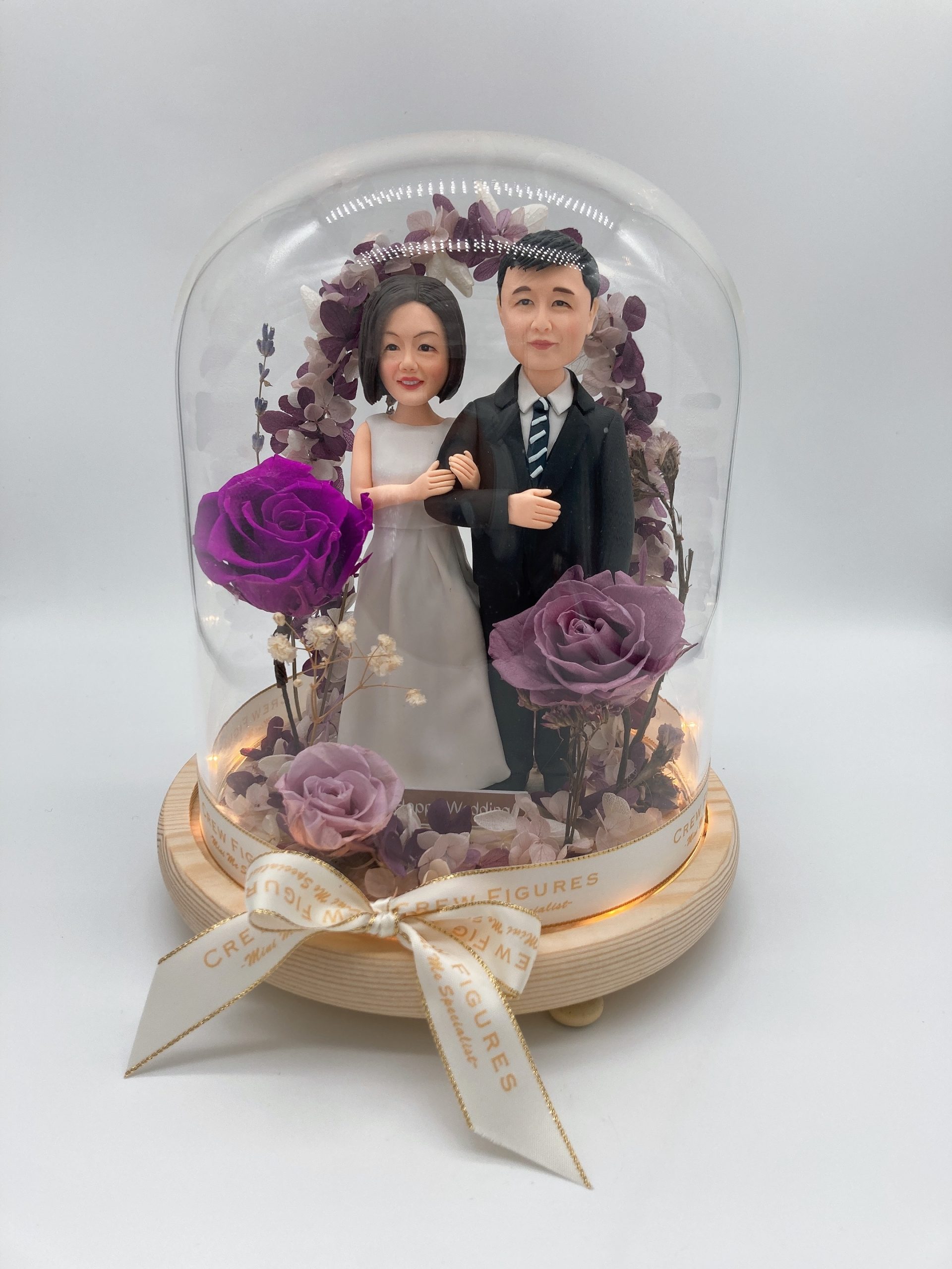 玻璃罩新人人像公仔訂造・婚禮紀念禮物推薦【新人西裝與晚禮服造型人像公仔永生花燈光玻璃罩擺設】香港新人結婚紀念品 / 婚宴送禮禮物 Wedding Custom Figurine - Image 5