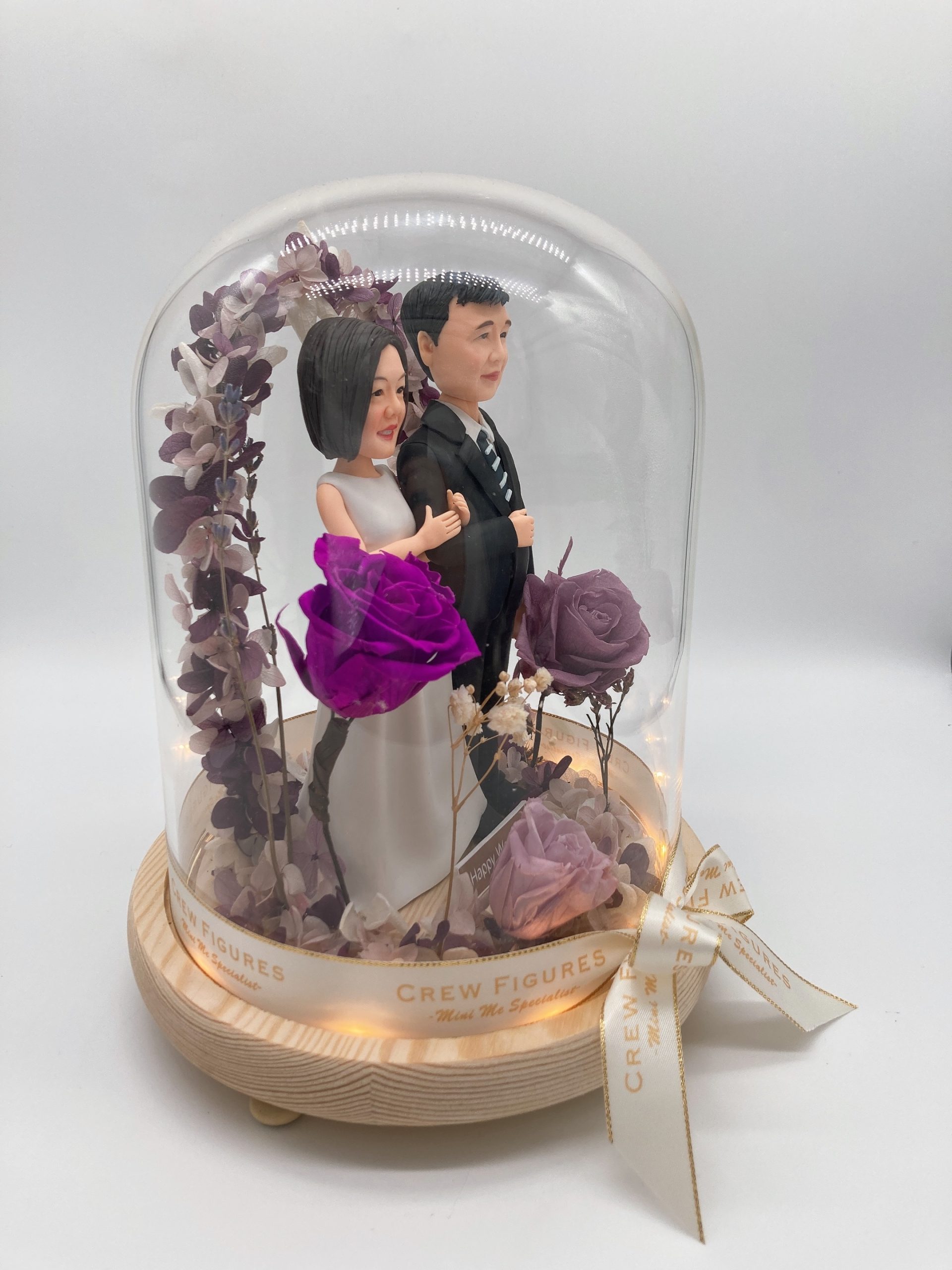 玻璃罩新人人像公仔訂造・婚禮紀念禮物推薦【新人西裝與晚禮服造型人像公仔永生花燈光玻璃罩擺設】香港新人結婚紀念品 / 婚宴送禮禮物 Wedding Custom Figurine - Image 7