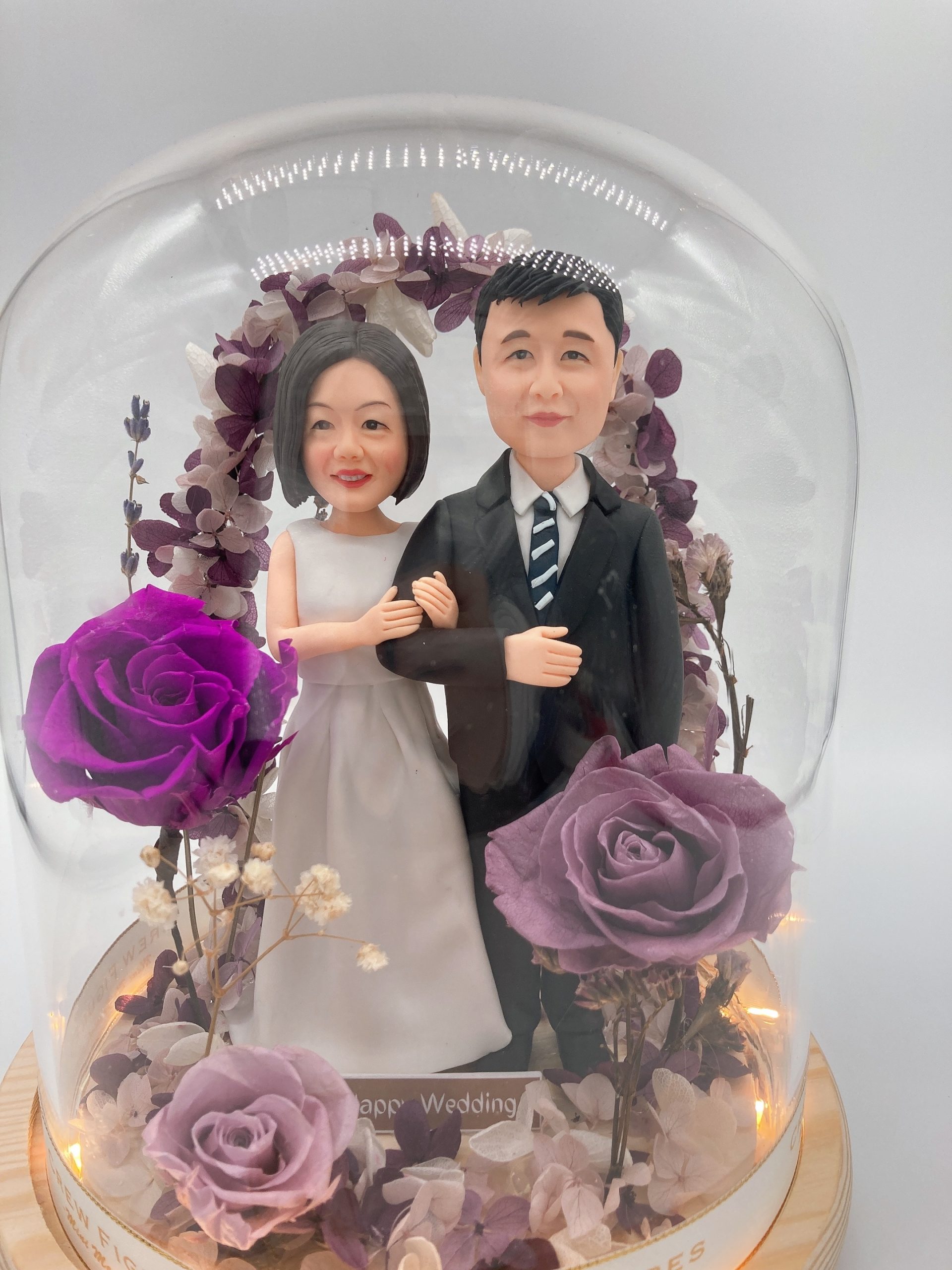玻璃罩新人人像公仔訂造・婚禮紀念禮物推薦【新人西裝與晚禮服造型人像公仔永生花燈光玻璃罩擺設】香港新人結婚紀念品 / 婚宴送禮禮物 Wedding Custom Figurine - Image 4