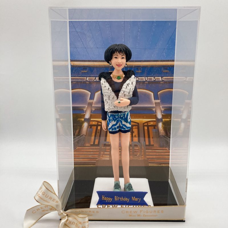FENDI名牌時尚生日禮物、高貴女士慶生紀念公仔【FENDI旗艦店背景與毛絨背心時尚造型生日紀念人像公仔】Fendi Flagship Store Fashion Birthday Figurine