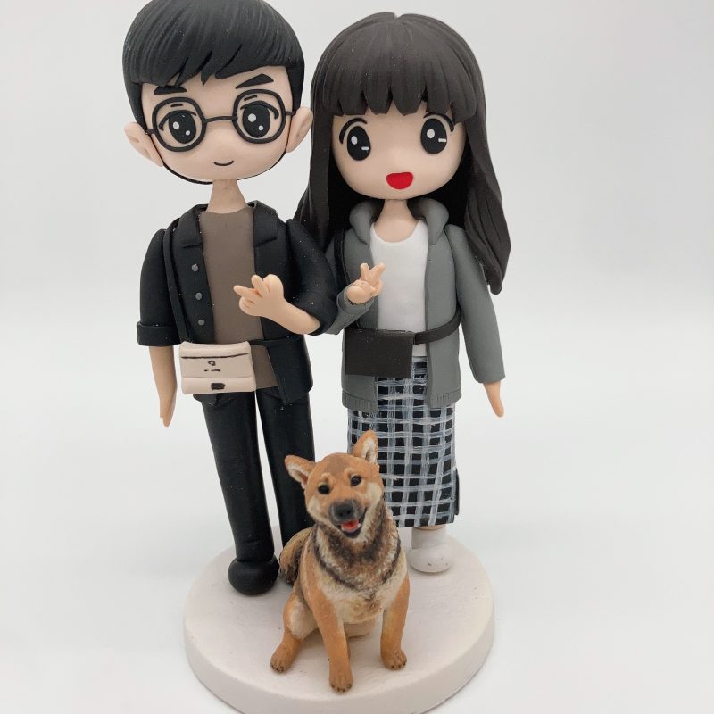 情侶與寵物紀念公仔、柴犬家庭日常回憶禮物【情侶與可愛柴犬汪星人休閒穿搭雙人連寵公仔】Couple with Shiba Inu Pet Figurine
