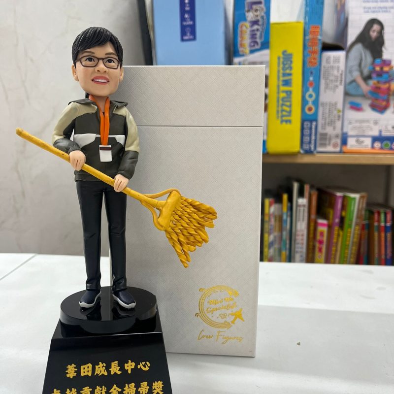 榮休禮物精選 卓越貢獻獎金掃帚獎、中心致謝人像公仔【華田成長中心卓越貢獻金掃帚獎紀念人像公仔】工作人員表揚紀念品 / 機構客製化人像擺設 Outstanding Contribution Gold Broom Figurine