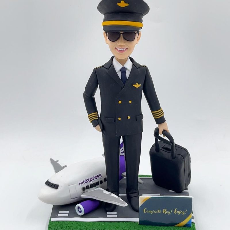 香港快運 HK Express 機長人形公仔、客製化飛機師人像公仔擺設【機長制服、行李箱、HK Express 飛機模型】HK Express Pilot Custom Figurine