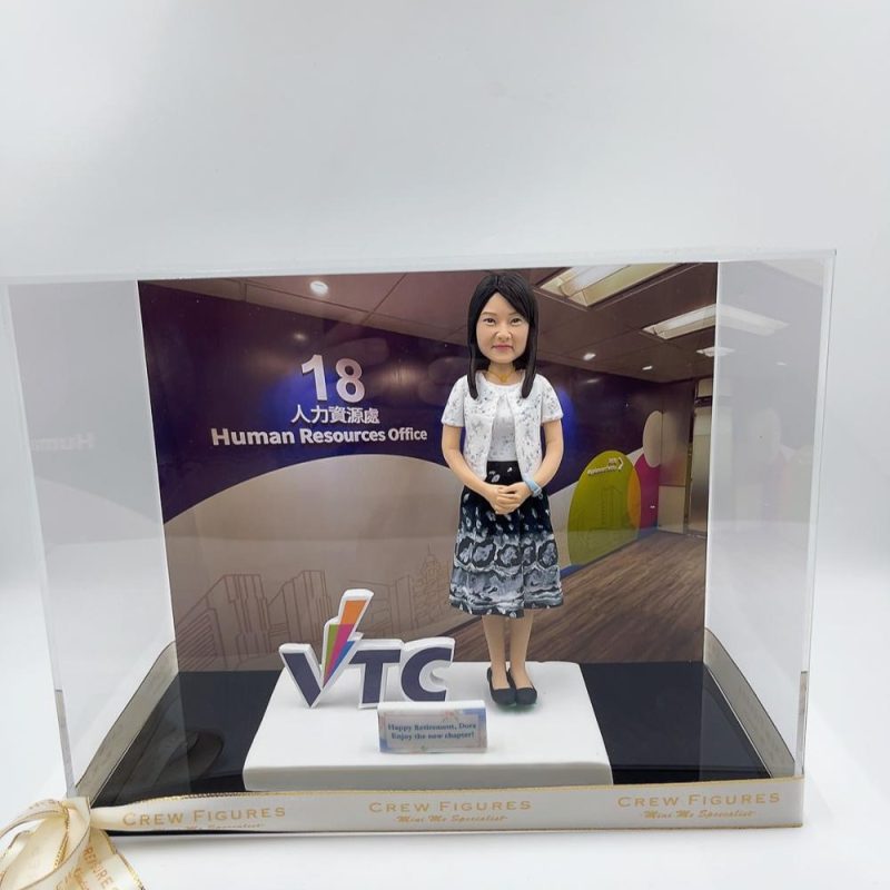 VTC 人力資源處 榮休紀念人形公仔、職場主管客製化人像公仔【VTC 立體標誌、HR 辦公室背景】VTC Human Resources Office Retirement Custom Figurine