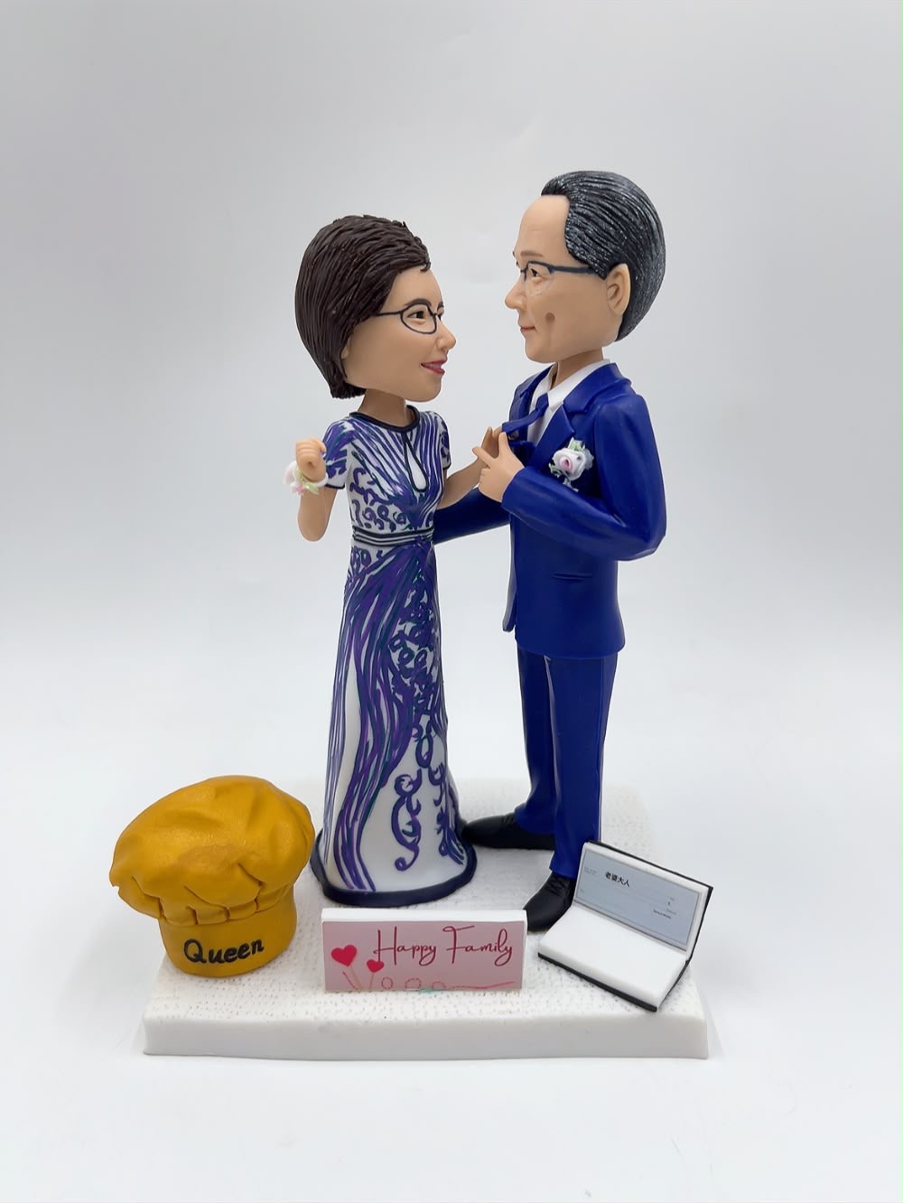 夫妻紀念日人像公仔、尊貴晚禮服與西裝客製化人像公仔【Queen廚師帽、支票簿擺設】Couple Figurine with Chef Hat and Cheque Book - Image 3