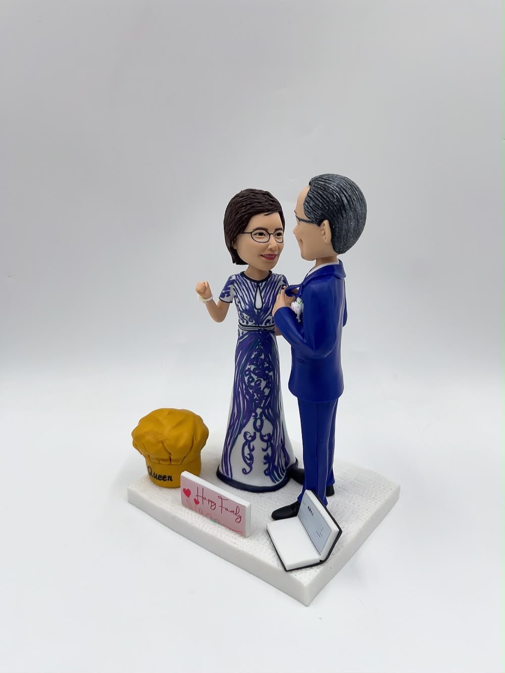 夫妻紀念日人像公仔、尊貴晚禮服與西裝客製化人像公仔【Queen廚師帽、支票簿擺設】Couple Figurine with Chef Hat and Cheque Book - Image 4