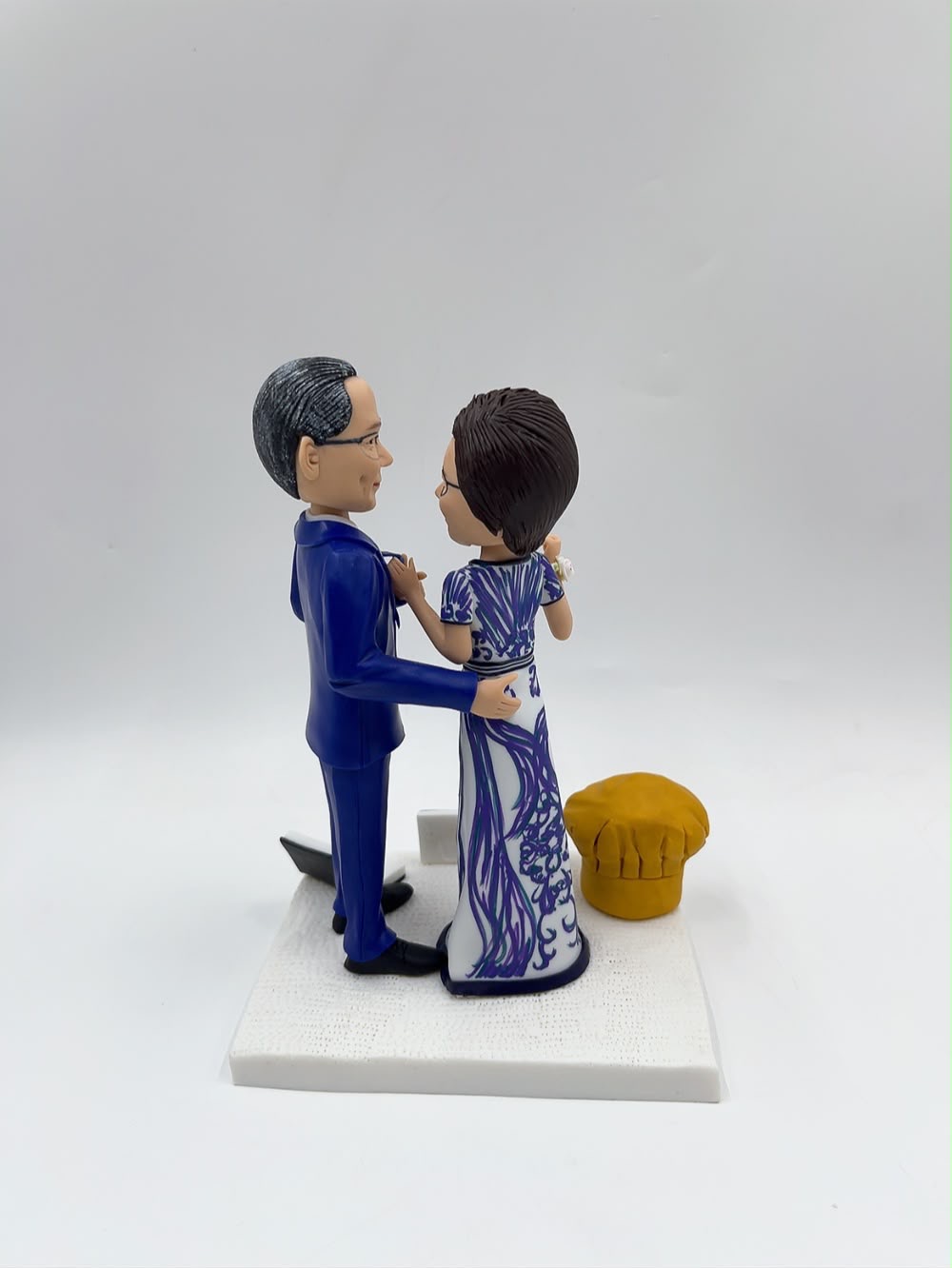 夫妻紀念日人像公仔、尊貴晚禮服與西裝客製化人像公仔【Queen廚師帽、支票簿擺設】Couple Figurine with Chef Hat and Cheque Book - Image 5