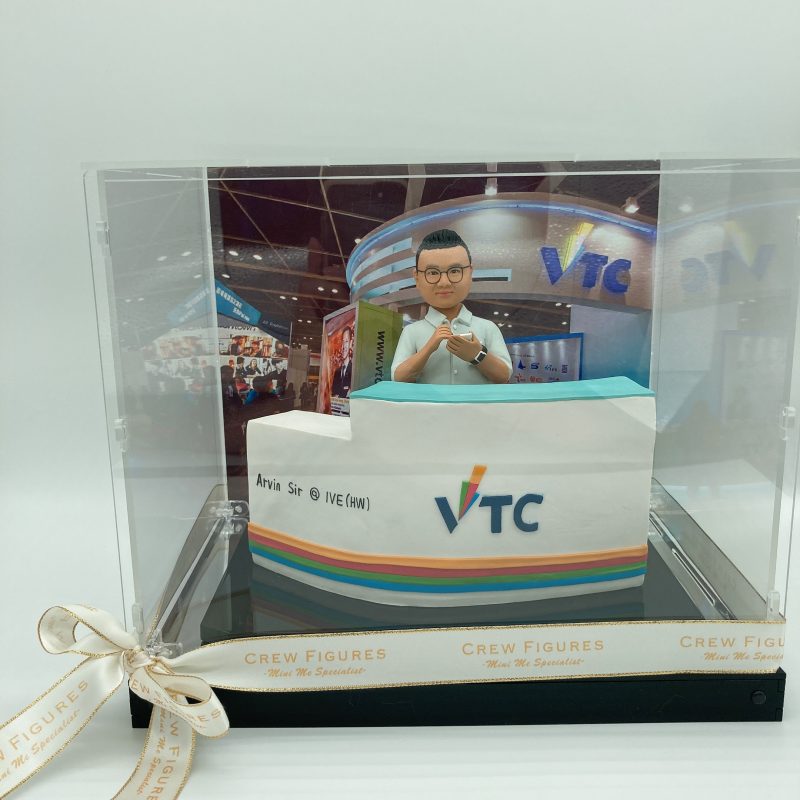 【教育工作者人像公仔】VTC背景板櫃台造型禮物 / 老師導師榮休離職禮物精選 / 校園教育界客製化紀念公仔 / Educator Custom Figurine