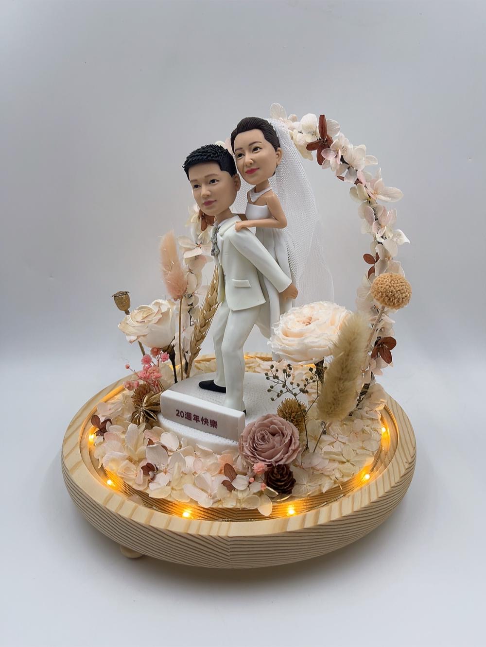 結婚 20 週年紀念公仔訂造・浪漫夫妻人像禮物推薦【新郎新娘白紗造型人像公仔與永生花拱門擺設】香港瓷婚紀念品 / 結婚周年禮物 Wedding Anniversary Custom Figurine - Image 4