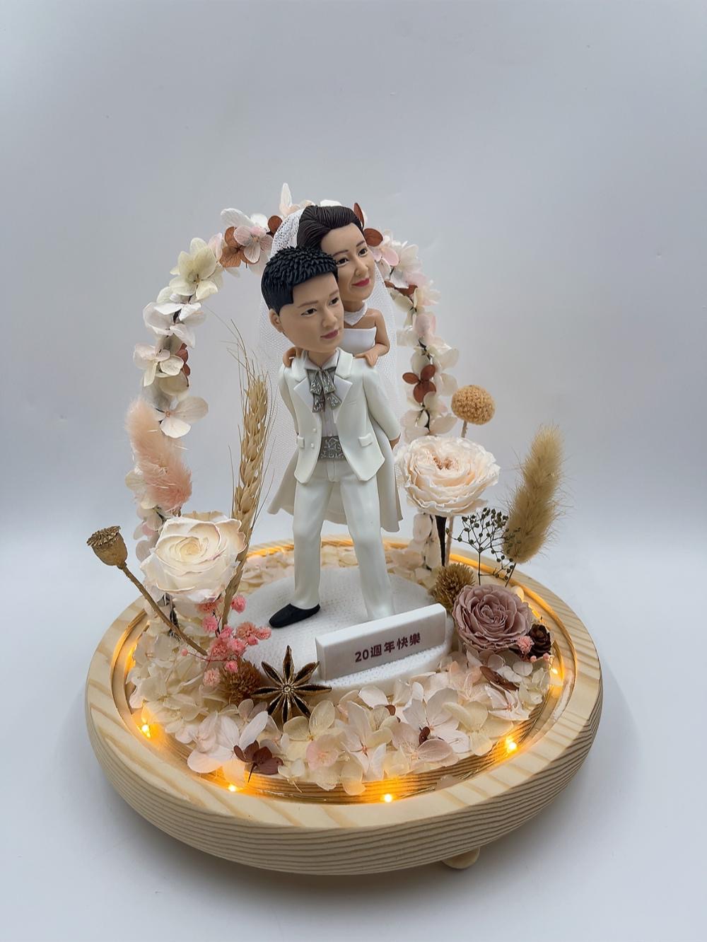 結婚 20 週年紀念公仔訂造・浪漫夫妻人像禮物推薦【新郎新娘白紗造型人像公仔與永生花拱門擺設】香港瓷婚紀念品 / 結婚周年禮物 Wedding Anniversary Custom Figurine - Image 5