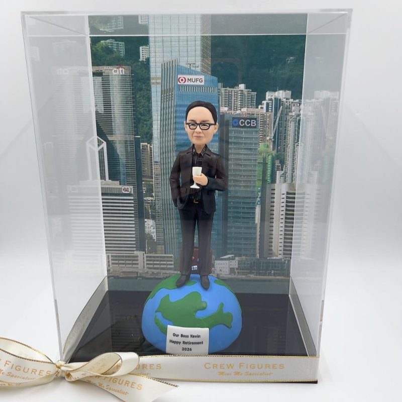 香港中環商界領袖榮休紀念公仔訂造・商務風人像禮物推薦【總裁西裝造型人像公仔與地球底座】香港高管退休紀念品 / 上司榮休禮物 Retirement Custom Figurine